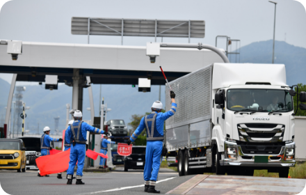 車両制限令等違反車両取締隊